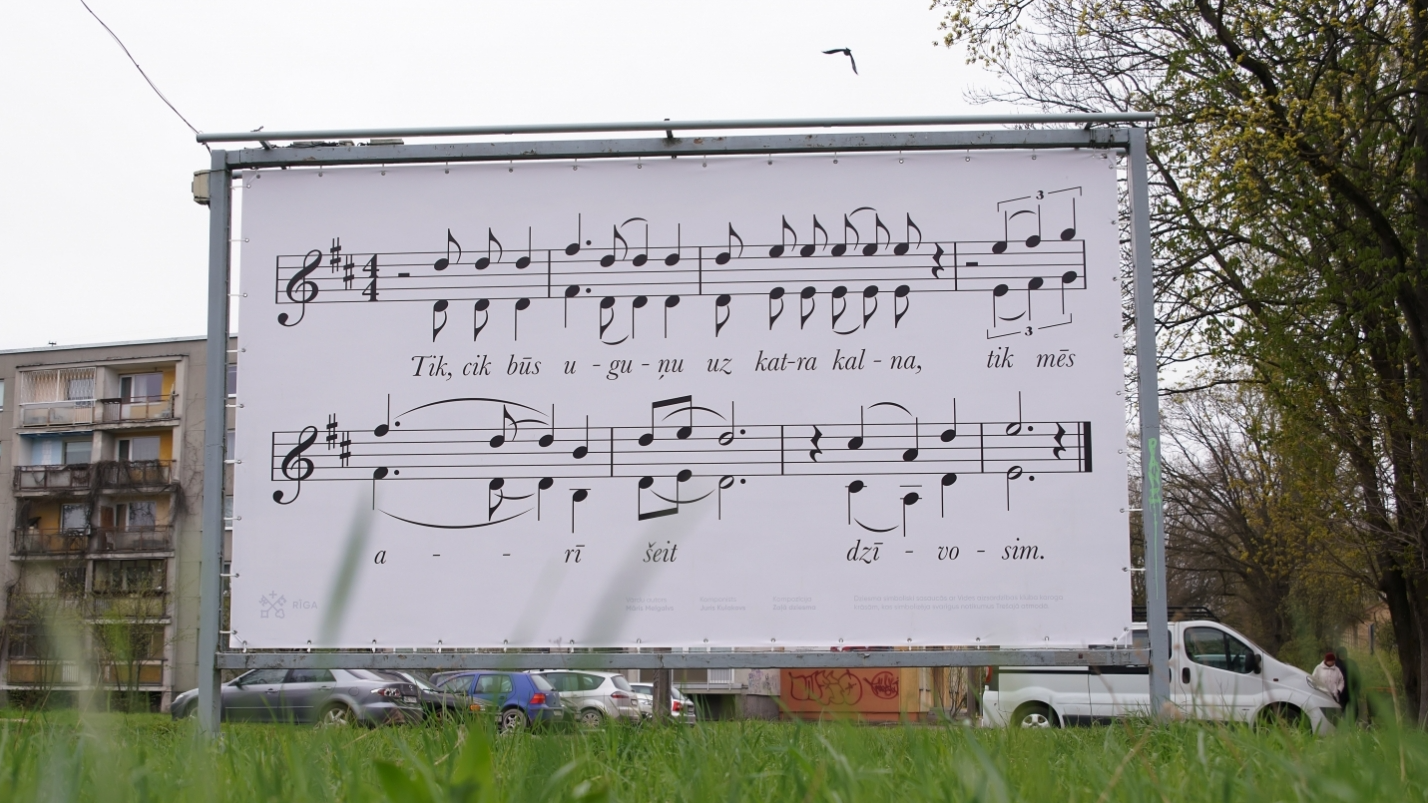 Latvijas Republikas Neatkarības atjaunošanas 34. gadadienai veltīts noformējums - plakāti ar latviešiem svarīgākajām dziesmām