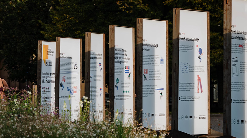 Tuvojoties “Latviešu grāmatai 500” kulminācijai novembra sākumā, Līvu laukumā Rīgā skatāma plakātu izstāde