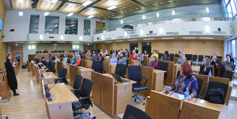 Diskusijas dalībnieki Rīgas domes sēžu zālē