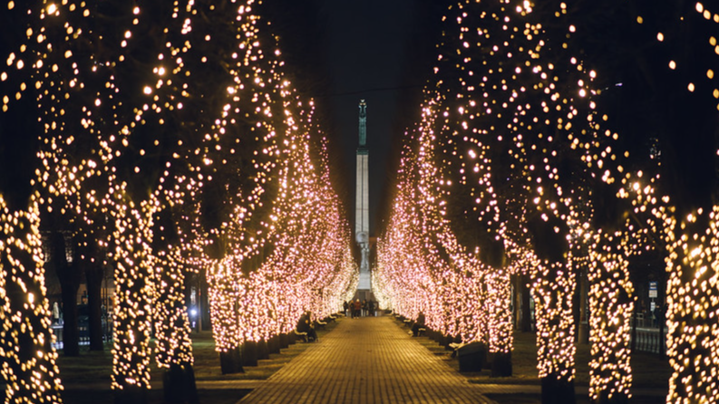 Decembrī Rīga iemirdzas Ziemassvētku noskaņās