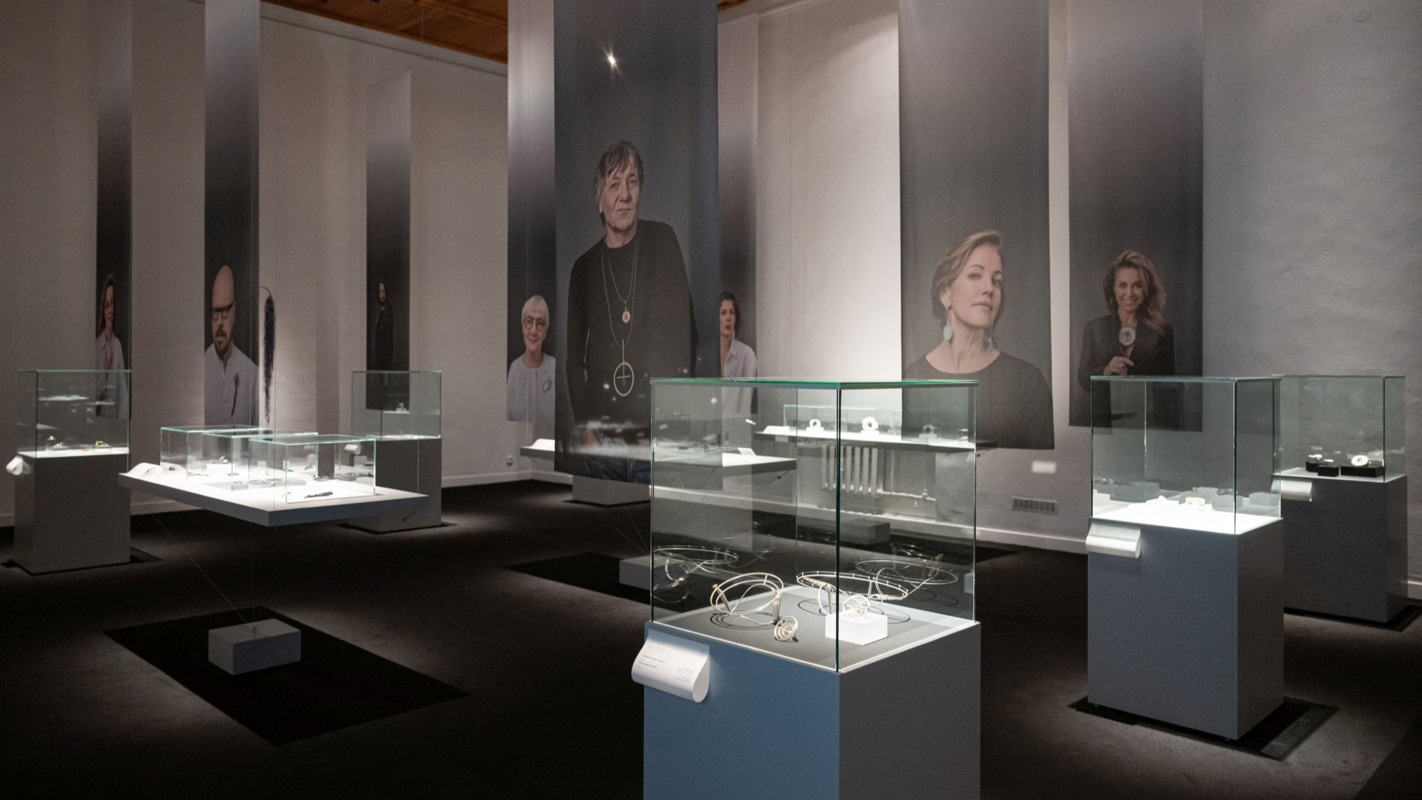 Viļņā atklāta Latvijas mūsdienu rotu mākslas izstāde “Skārien-jūtīgs”