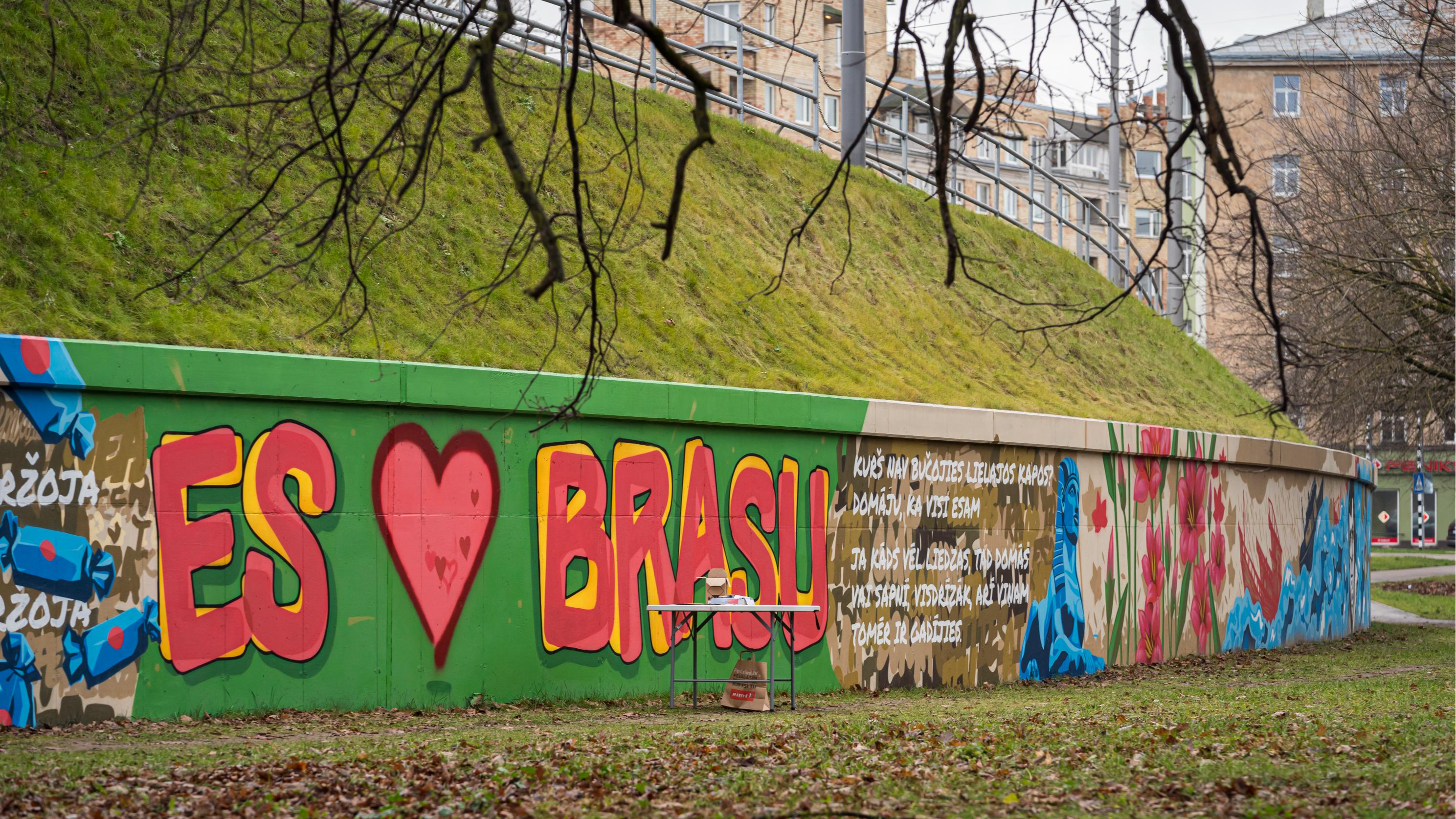 Brasā atklāts Latvijā garākais murālis