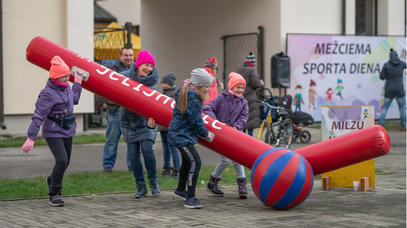 Lieliskā sportiskā atmosfērā noritējusi  pirmā Mežciema sporta diena