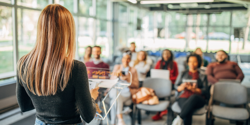 Apstiprinātas jaunas jaunatnes darbinieka profesionālās kvalifikācijas prasības