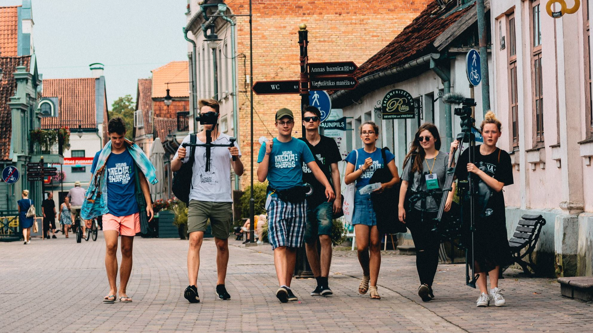 Izsludināta pieteikšanās jauniešu mediju nometnei “Young Media Sharks”