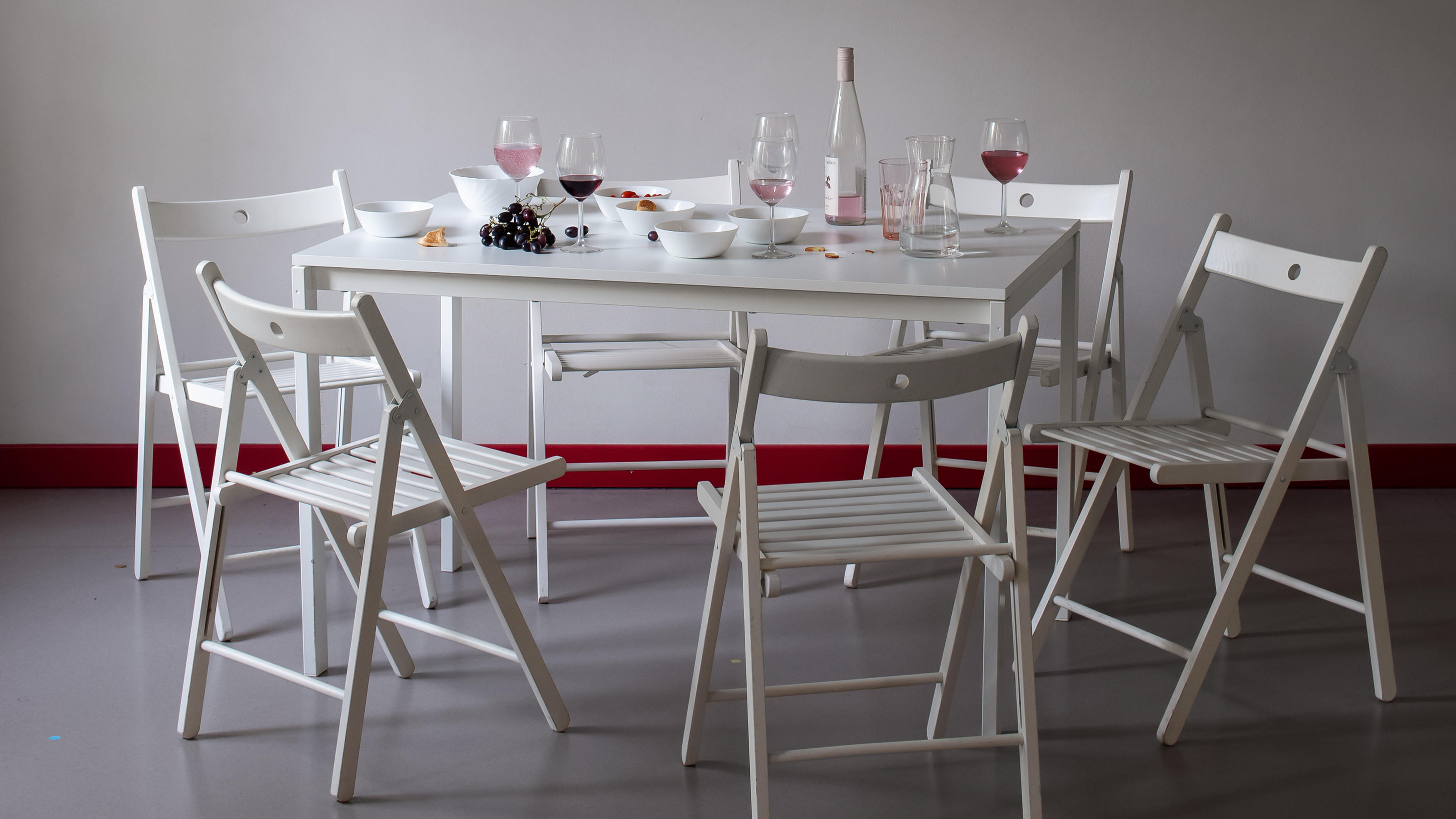 Aicina uz studijteātra “Aka” pirmizrādi “Tuvinieki”