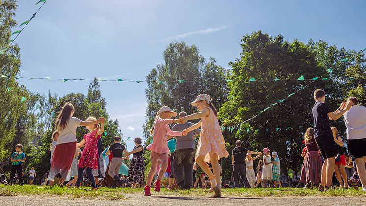 Mežaparka Lielajā estrādē norisināsies ģimenes dienai veltīts pasākums ROKU ROKĀ