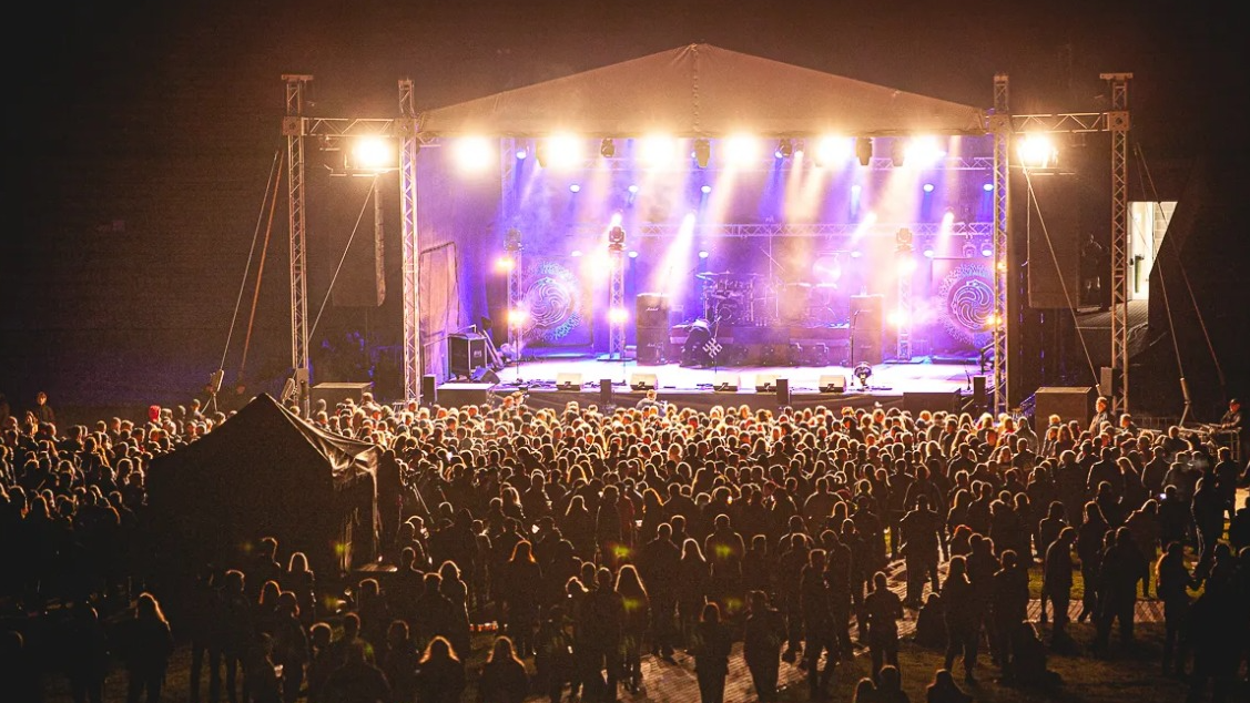 Mežaparka Lielo estrādi pieskandinās populārākās pašmāju un ārzemju alternatīvās mūzikas zvaigznes