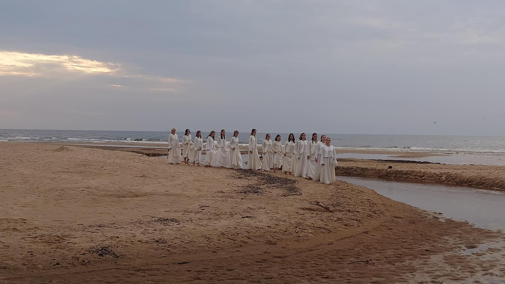Sieviešu koris  jūras krastā