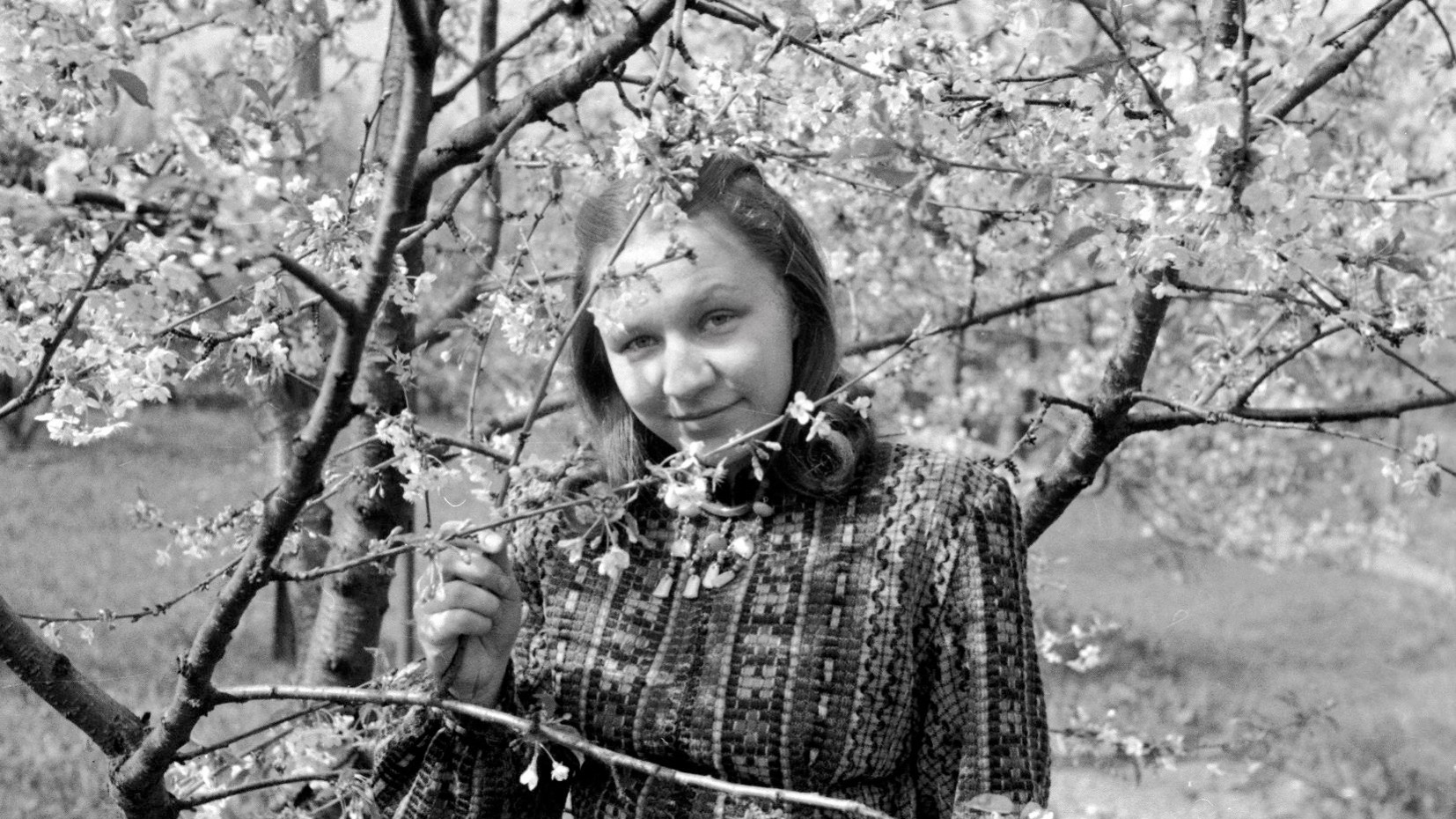 Pianiste Jautrīte Putniņa jaunības gados ziedošā dārzā 