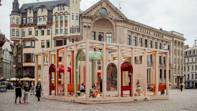 Doma laukumā atklāta interaktīvā lasītava