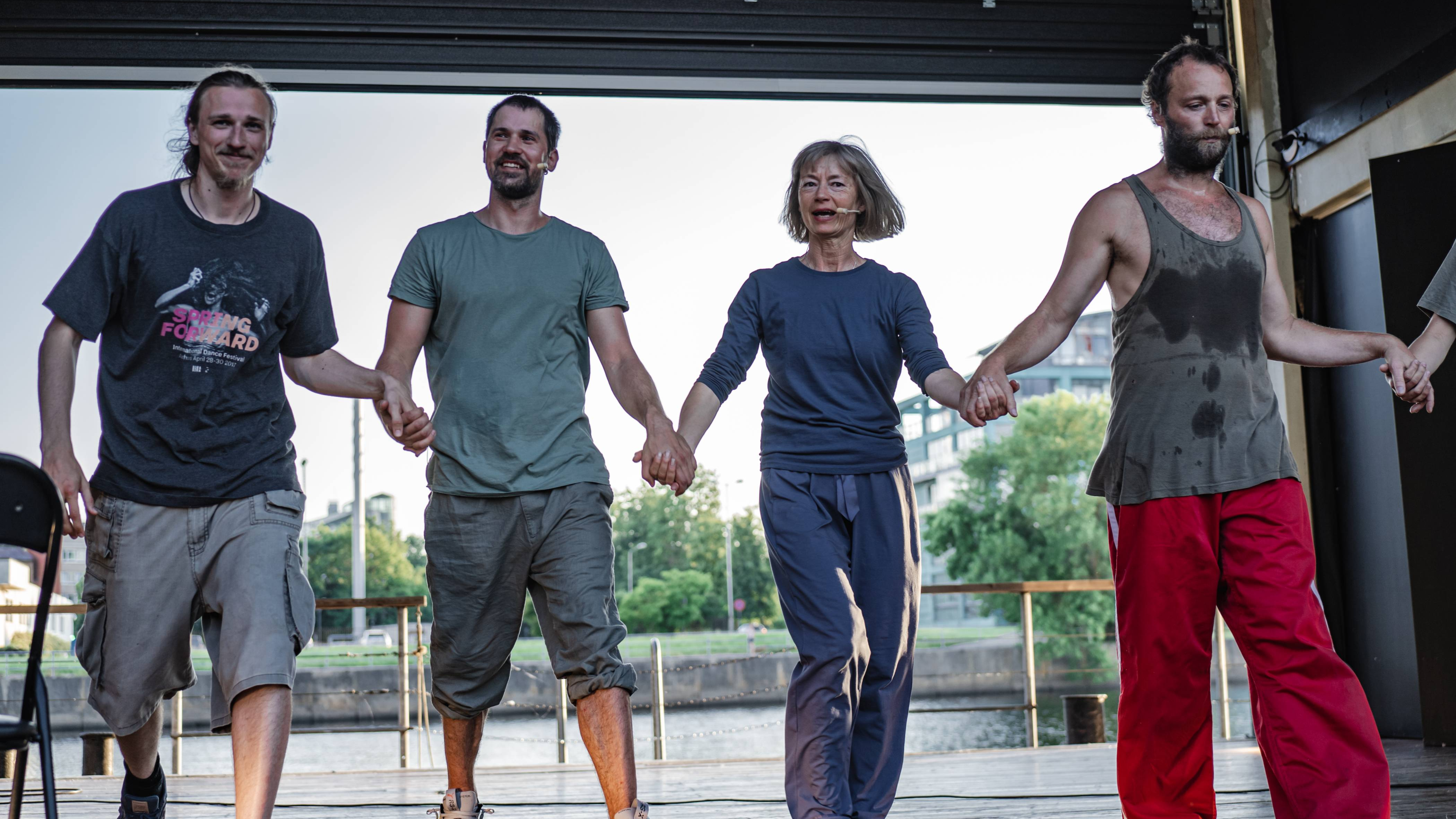 Turpinās starptautiskais laikmetīgās dejas festivāls “Laiks dejot”