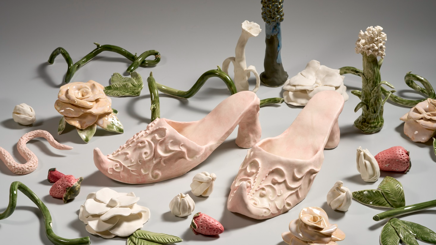 “Mēness mirdzumā viņa ieraudzīja...” – mākslinieces Katerinas Geidukas personālizstāde Rīgas Porcelāna muzejā