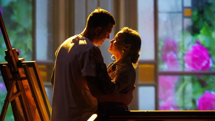 Skats no izrādes ar galveno lomu izpildītājiem - Dināru Rudāni un Daini Skuteli