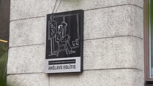 Rīgā pie viesnīcas ēkas novietota piemiņas plāksne slavenam rīdziniekam – rakstniekam Anšlavam Eglītim