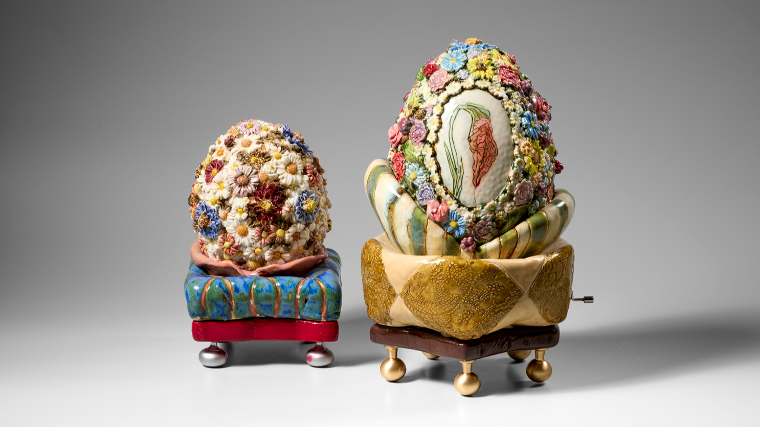 Panikas lēkme porcelānā: Skujas Braden izstāde “Augšā, lejā un visapkārt!” 