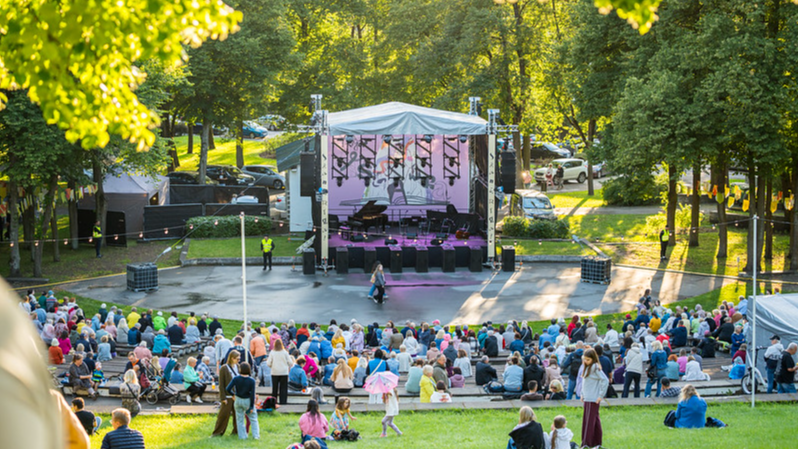 Rīga aicina uz noslēdzošajiem “Rīgas vasaras” koncertiem parkos un Senās uguns nakts pasākumu Vakarbuļļu pludmalē