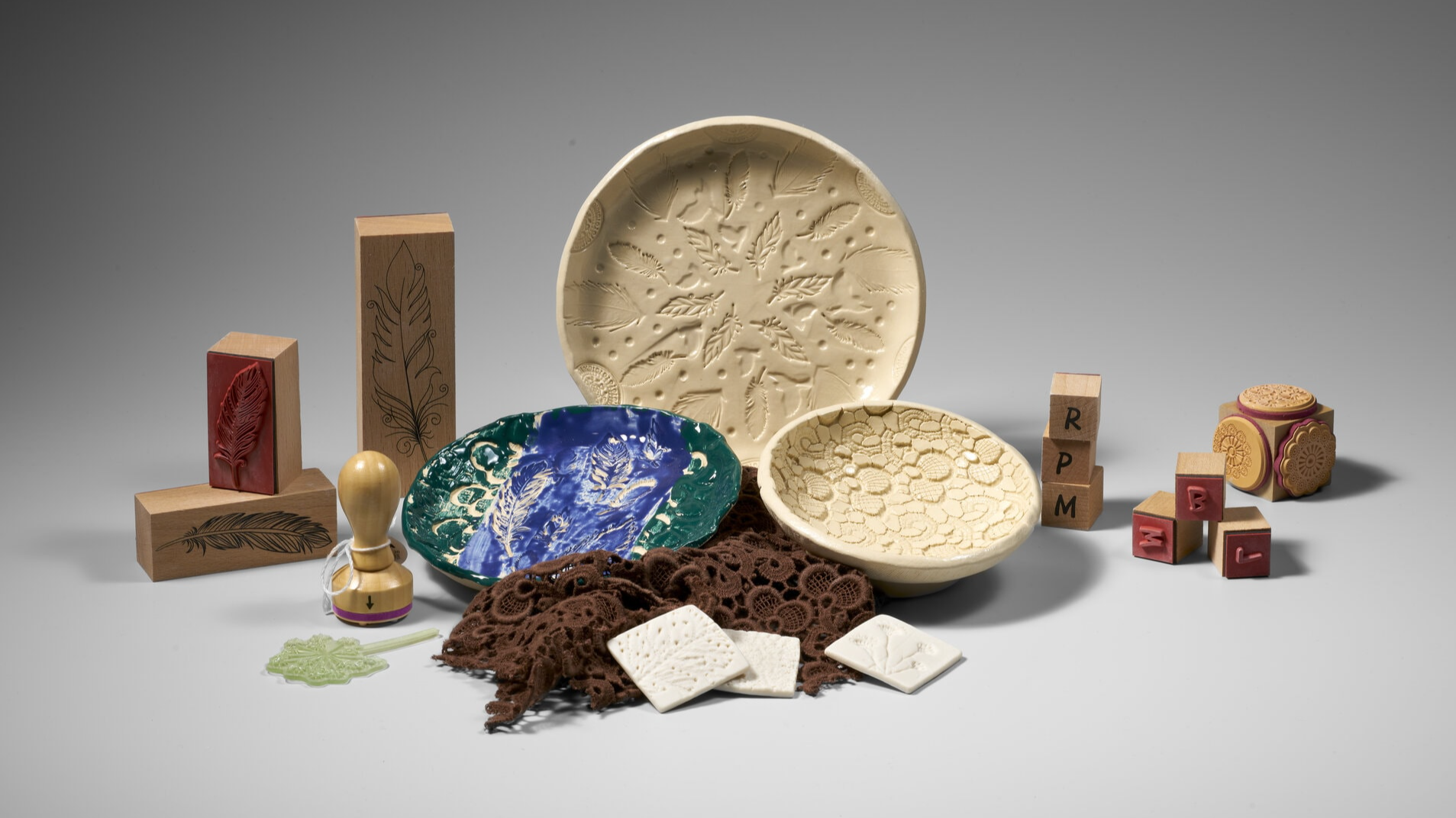 Faktūru pasaule porcelānā: veidošanas darbnīca Rīgas Porcelāna muzejā 