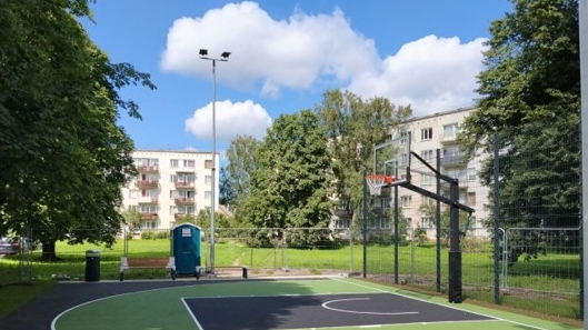 Purvciema bērniem pieejama jauna atpūtas un sporta vieta