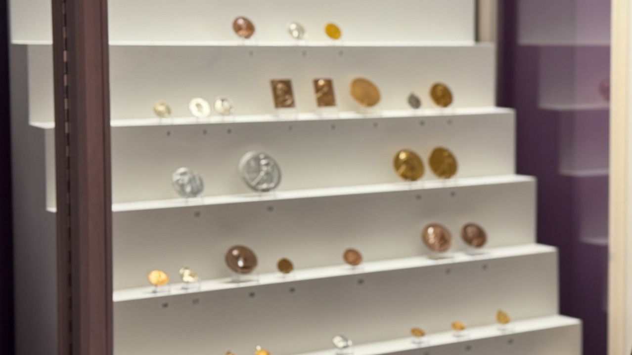 Ekskursija izstādē “Memento Mortuorum – atceries mirušos: piemiņas medaļas Rīgas vēstures un kuģniecības muzeja krājumā”