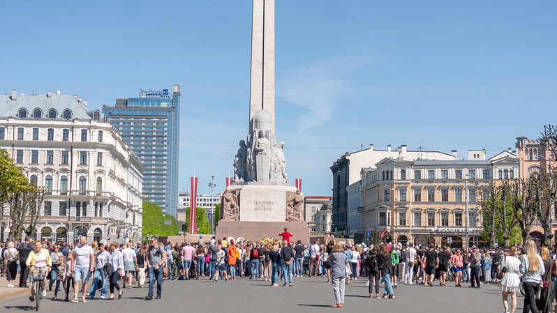 Rīgas pašvaldība aicina uz svētku lielkoncertu “Saknes, kas sien” Brīvības laukumā