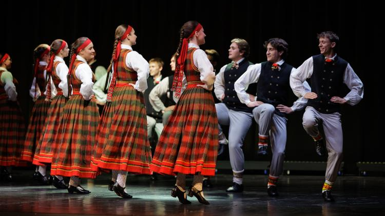 Bērnu deju kolektīvs “Teiksmiņa” aicina uz  35 gadu jubilejas koncertu