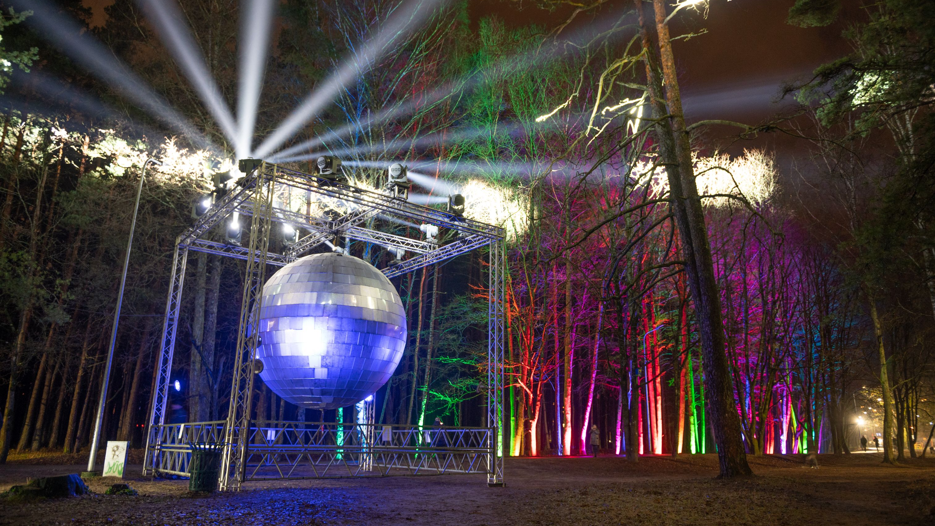 Saīsina svētku izgaismojuma eksponēšanas laiku Rīgas apkaimju parkos