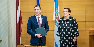 Rīgas domes priekšsēdētājs Mārtiņš Staķis sveic balvu "Zelta pildspalva" un "Zelta stipendija" ieguvējus