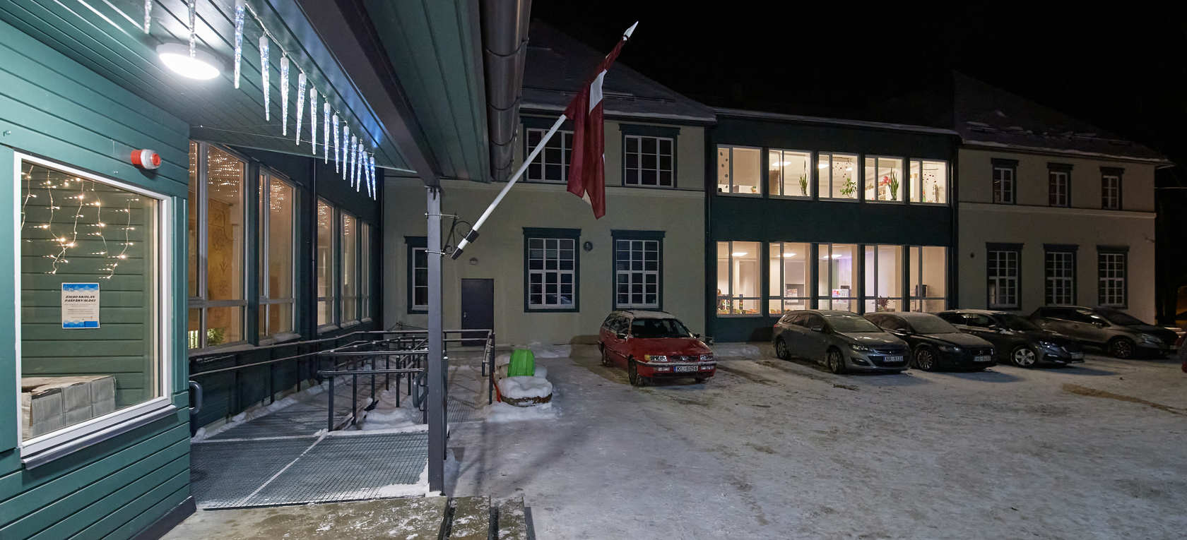 Jaunciema pamatskolas ēka no ārpuses ar Latvijas valsts karogu pie ieejas duevīm