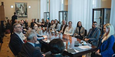 Pie kopējā sarunu galda apsēdušies pašvaldības, augstskolu pārstāvji un sadarbības partneri