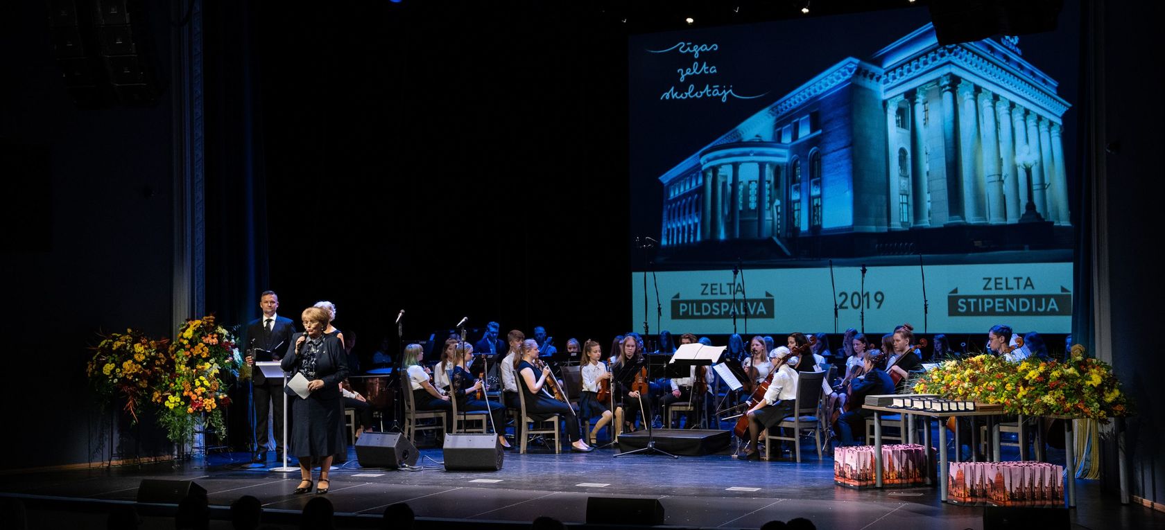 Pasniegtas balvas - “Zelta pildspalva” skolotājiem un “Zelta stipendija” skolēniem