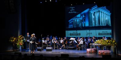 Pasniegtas balvas - “Zelta pildspalva” skolotājiem un “Zelta stipendija” skolēniem