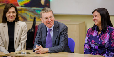 Valsts prezidenta Edgara Rinkēviča dalība Rīgas 45. vidusskolas skolēnu pašpārvaldes raidierakstā "Sarunas bēniņos" un tikšanās ar skolēniem